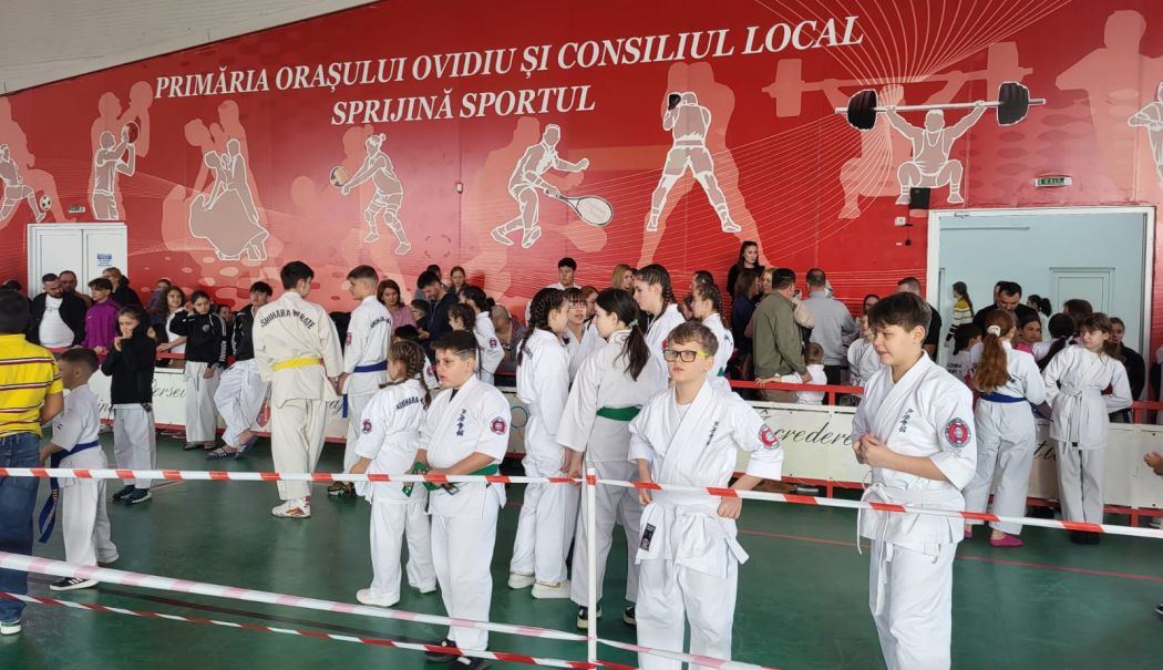FOTO / Eveniment sportiv important de karate la Ovidiu. Sunt peste 230 de participanți veniți de la 13 cluburi din România!