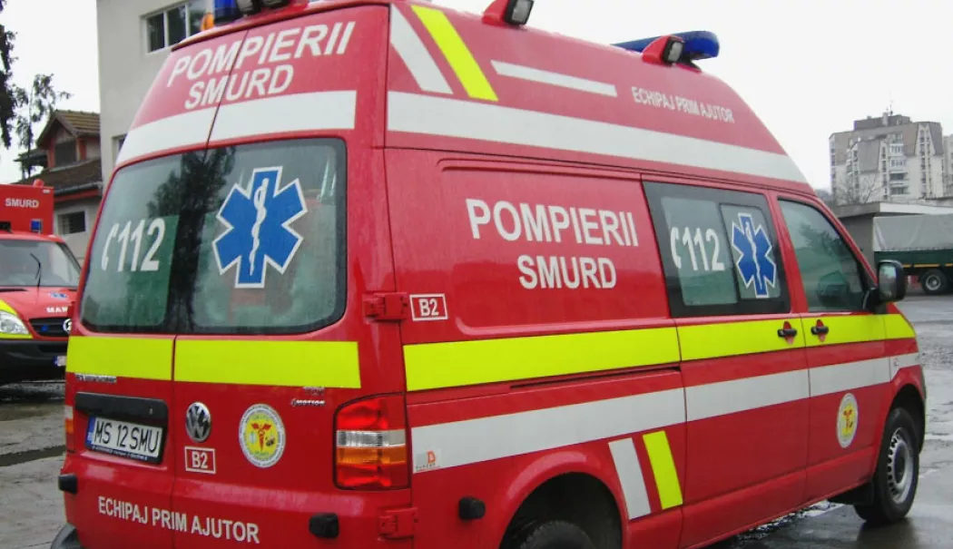 O femeie s-a aruncat de la mansardă ca să scape din incendiul izbucnit în locuință. E în stare gravă la spital