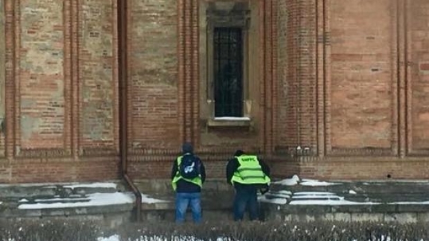 Doi angajați MAI, surprinși când își fac nevoile pe BISERICĂ - imagineprotestpolitisti67378600-1521982235.jpg