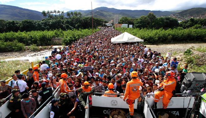 Imaginile crizei umanitare din Venezuela. Mii de oameni se calcă  în picioare ca să fugă din țară - imaginilecrizeijpeg-1535545036.jpg