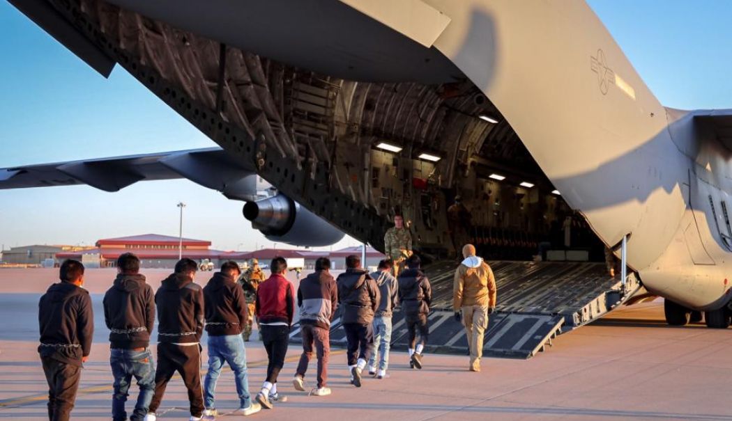 A început marea deportare în SUA. Imigranți ilegali îmbarcați în avioane militare
