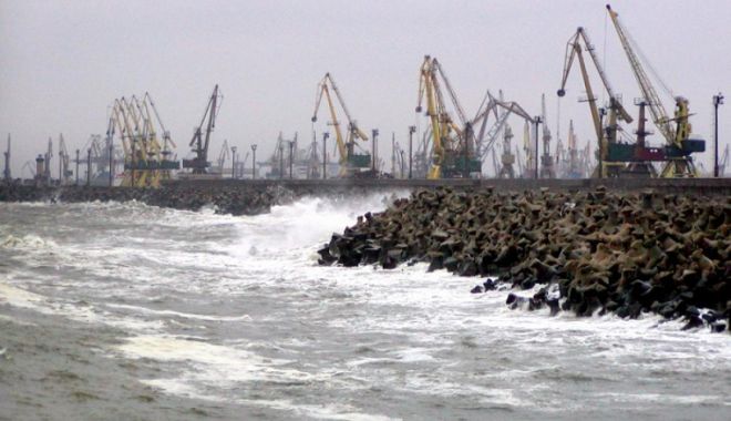 Portul Constanţa, închis din cauza vântului puternic. 36 de nave aşteaptă să fie încărcate - img-1-1690381856.jpg