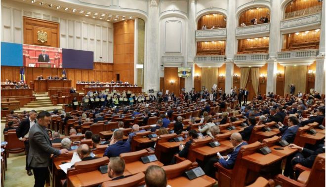 Parlamentul a votat supraimpozitarea în trepte a pensiilor de serviciu