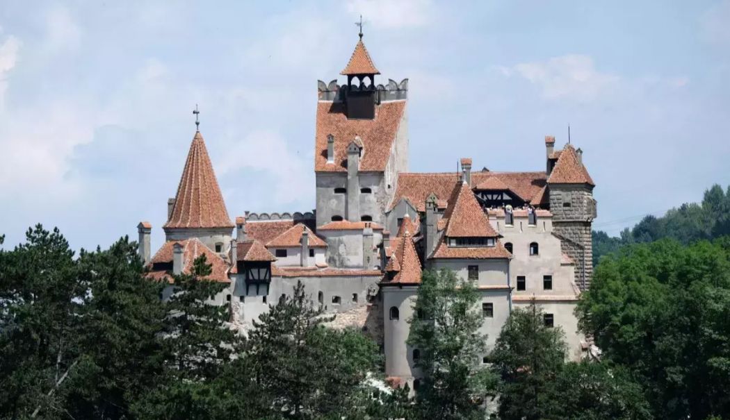 Un turist italian găsit mort în curtea Castelului Bran. Polițiștii au deschis o anchetă - img-1-1762103372.jpg