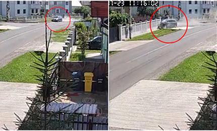 Foto - O familie cu trei copii, transportată la spital după ce mașina s-a izbit de un gard de piatră