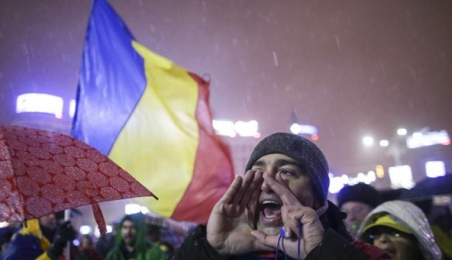 ROMÂNII PROTESTEAZĂ! Mii de oameni s-au strâns în Piața Universității. 