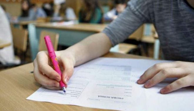 Nu se învață minte! Încă un candidat eliminate de la bac pentru a fost prins cu telefonul - img-1535032501.jpg