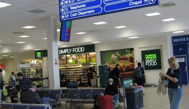 Sute de români blocați pe un aeroport din Anglia. Cursele către România au fost anulate două zile la rând - img-1542010916.jpg