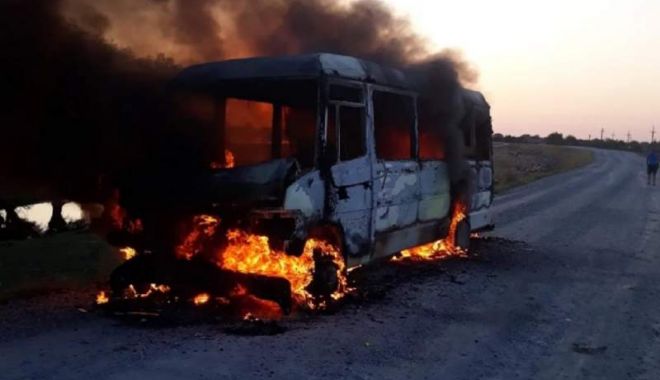 Un microbuz cu pasageri a luat foc! Mașina a ars în totalitate - img-1567423865.jpg