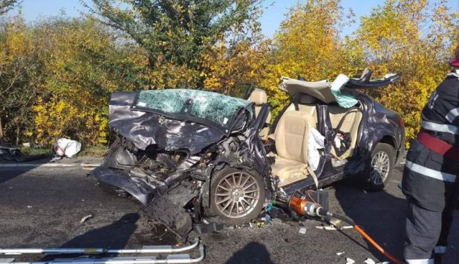 Jaguar făcut praf, după ce șoferul l-a proiectat frontal într-un TIR - img-1571138215.jpg