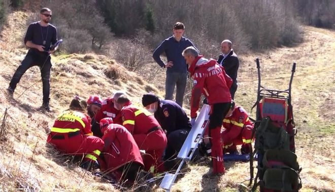 Supraviețuire miraculoasă! S-a prăbușit în gol 15 metri, după ce parapanta s-a închis accidental