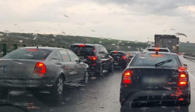 Șoferi, atenție! Plouă torențial pe Autostrada A2 București-Constanța și pe tot tronsonul Autostrăzii A4 Ovidiu-Agigea