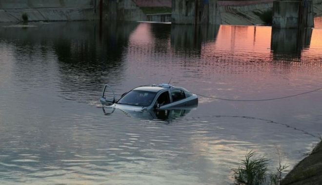 Italia. Doi români au salvat o femeie care căzuse cu mașina într-un canal