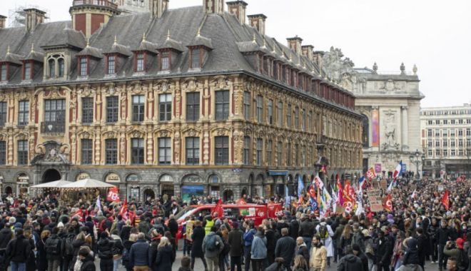 Legea lui Macron privind reforma pensiilor, a trecut de Curtea Constituțională