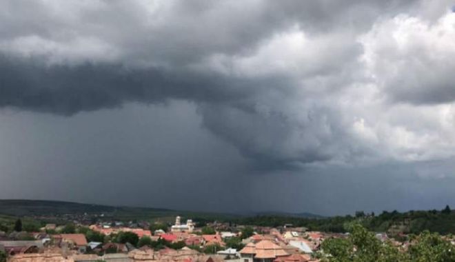 CONSTANŢA INTRĂ SUB COD GALBEN DE PLOI ŞI VIJELII, DIN ACEASTĂ DUPĂ AMIAZĂ! - img-1689836931.jpg