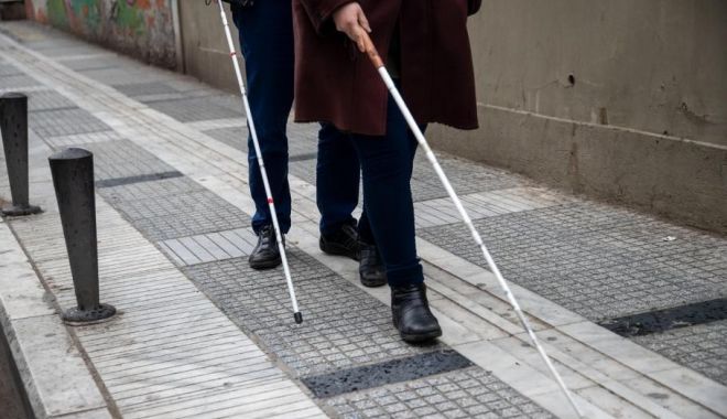 Un sat din Iaşi e plin de oameni orbi care conduc maşini fără probleme