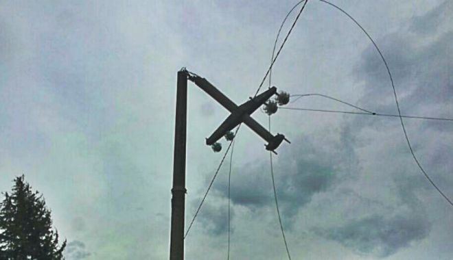 Aproape 40 de localități din județul Constanța au rămas fără energie electrică în urma furtunii puternice
