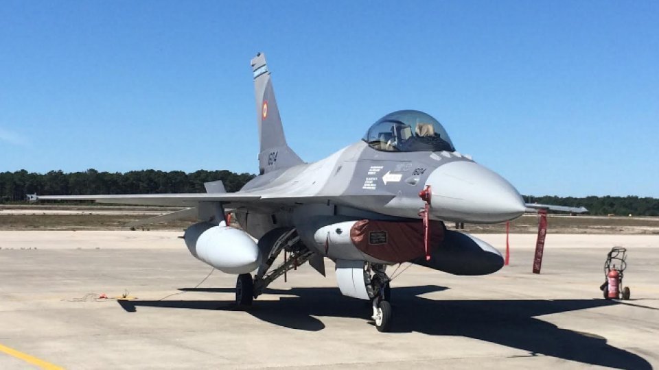 Primii piloți ucraineni au început antrenamentele pe avioanele F16 în România - img-1726234403.jpg
