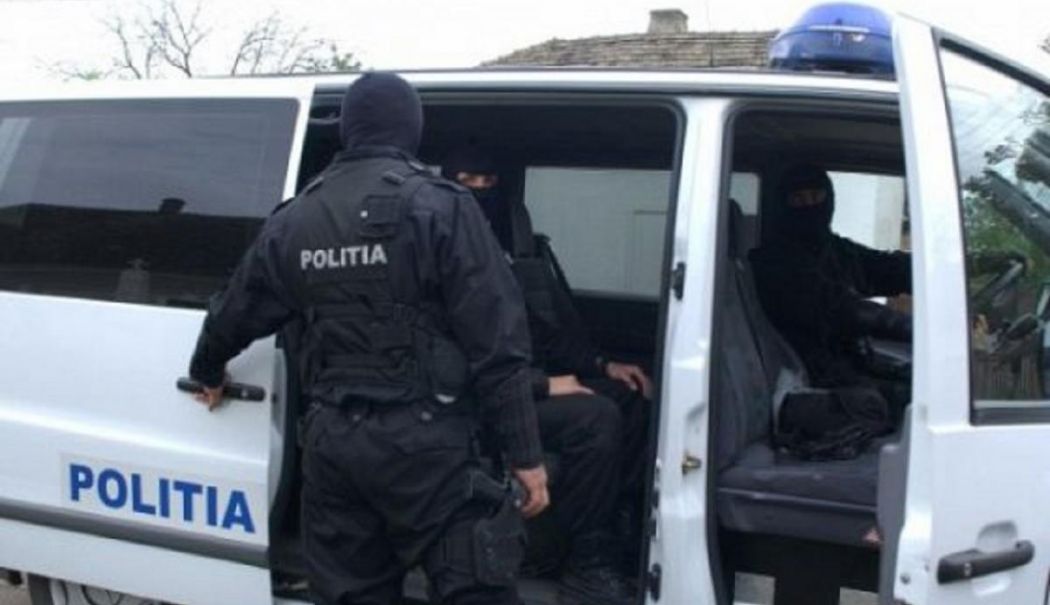 Doi tineri sunt cercetați după ce au șantajat o minoră de 14 ani să întrețină relații intime cu ei