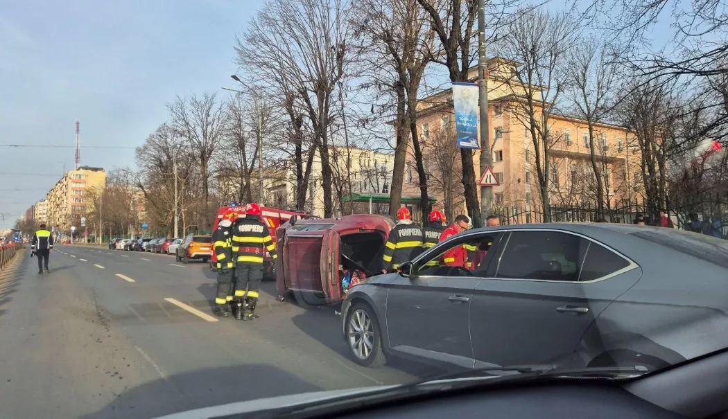 Accident grav în București. Șase mașini implicate, una răsturnată lângă Spitalul Colentina - img-1773818457.webp