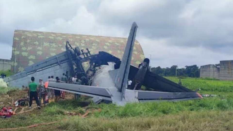 Foto - Avion militar indian prăbușit la aterizare. Cinci morți la baza Jorhat