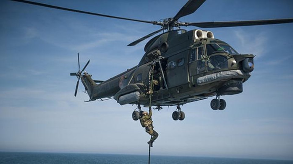 Foto - MApN, în alertă după incendiul de pe nava GAS LISBON. A pregătit elicoptere și nave militare