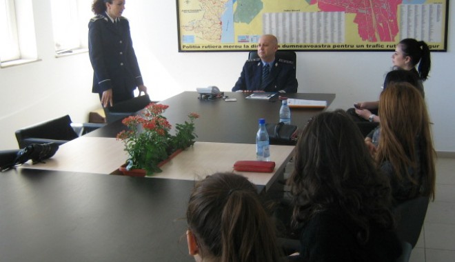 Elevii constănțeni, în vizită la polițiști - img00161364975608-1365025260.jpg