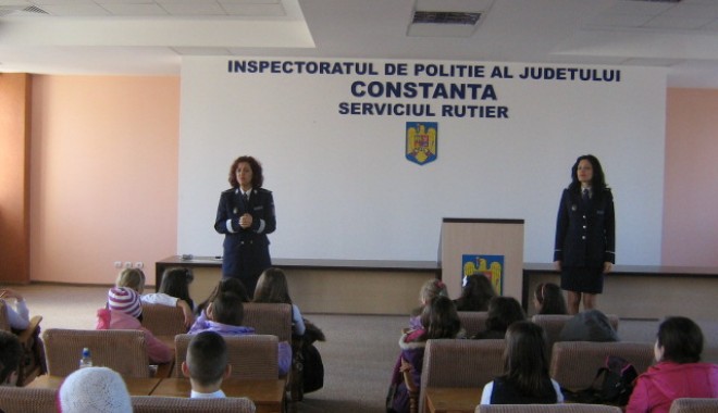 Elevii au vizitat, astăzi, sediul Poliției Rutiere Constanța - img0020-1363780945.jpg