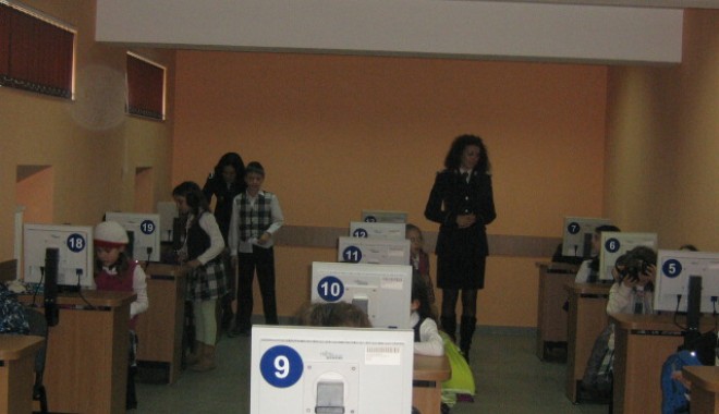 Elevii au vizitat, astăzi, sediul Poliției Rutiere Constanța - img0027-1363780957.jpg