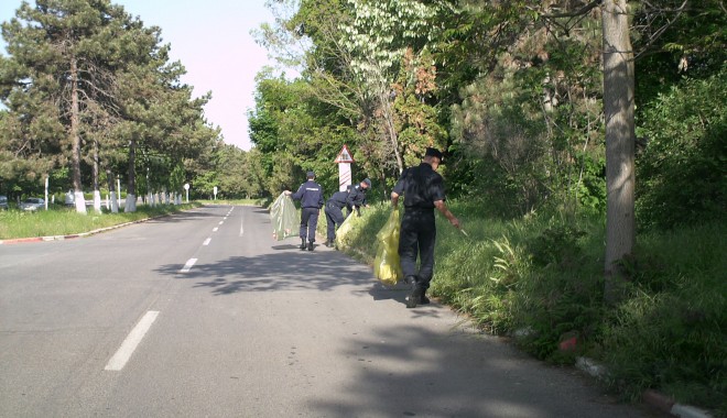 Jandarmii constănțeni s-au implicat în acțiunile de ecologizare desfășurate sâmbătă - img0266-1336841226.jpg
