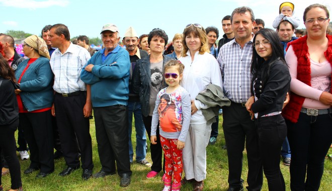 Galerie FOTO / Fiii satului Albești s-au reunit  la petrecerea organizată  de primarul Gheorghe Moldovan - img0315-1400448050.jpg