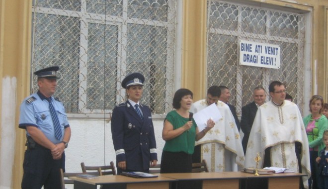 Polițiștii constănțeni au fost alături de copii, în prima zi de școală - img03521347885255-1347910157.jpg