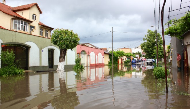 Rupere de nori la Constanța. Mai multe străzi din municipiu au fost inundate / Galerie foto - img0544-1401546464.jpg