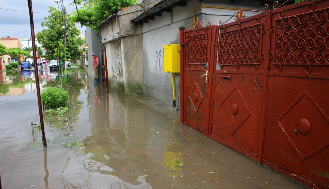 Galerie FOTO / Mai multe străzi din Constanța, inundate după ploile torențiale de sâmbătă - img05451401546694-1401691244.jpg