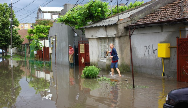 Galerie FOTO / Mai multe străzi din Constanța, inundate după ploile torențiale de sâmbătă - img05461401546707-1401691254.jpg