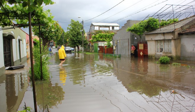 Rupere de nori la Constanța. Mai multe străzi din municipiu au fost inundate / Galerie foto - img0565-1401546815.jpg