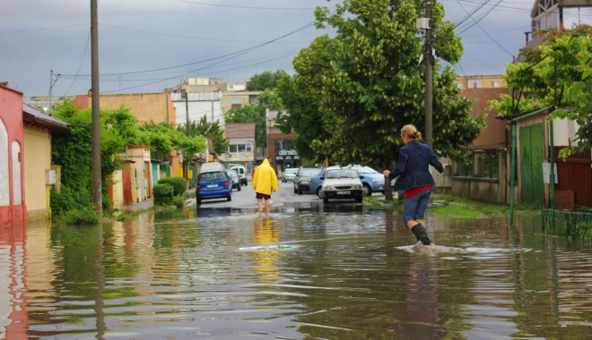 Rupere de nori la Constanța. Mai multe străzi din municipiu au fost inundate / Galerie foto - img0572-1401546853.jpg