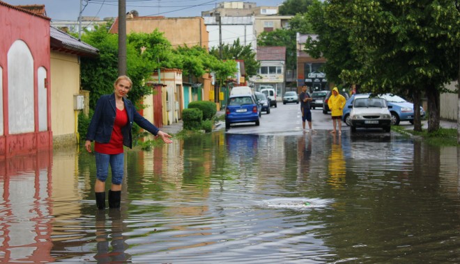Rupere de nori la Constanța. Mai multe străzi din municipiu au fost inundate / Galerie foto - img0576-1401546865.jpg