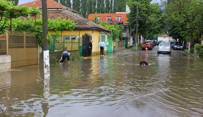 Rupere de nori la Constanța. Mai multe străzi din municipiu au fost inundate / Galerie foto - img0584-1401546885.jpg