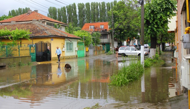 Rupere de nori la Constanța. Mai multe străzi din municipiu au fost inundate / Galerie foto - img0587-1401546907.jpg