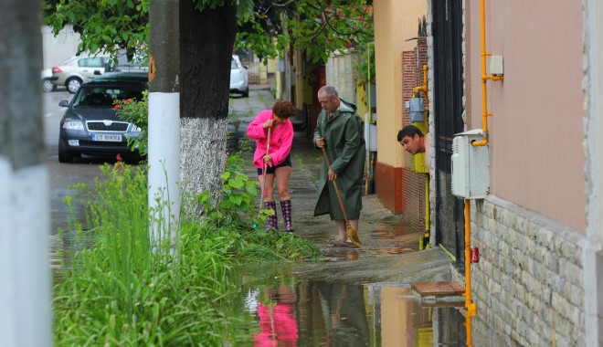 Rupere de nori la Constanța. Mai multe străzi din municipiu au fost inundate / Galerie foto - img0589-1401546964.jpg