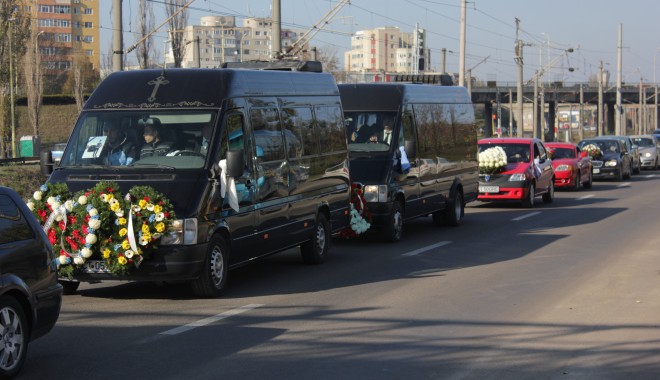 JALE MARE la înmormântarea lui Ionuț Alexandru Miu. GALERIE FOTO - img0686-1353066401.jpg
