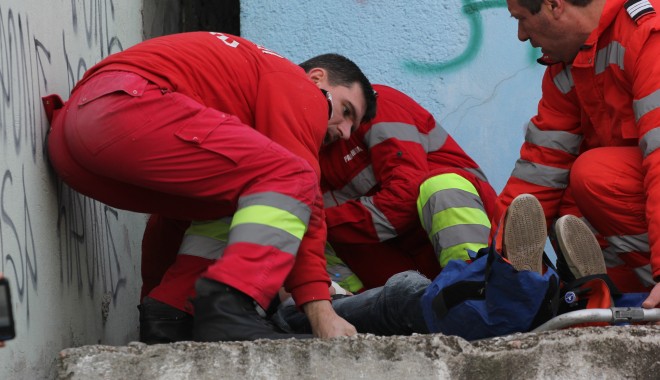 IMAGINI INCREDIBILE / Pompierii au salvat copilul căzut de pe acoperișul Liceului I. N. Roman - img0771-1326638130.jpg