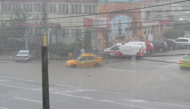 UPDATE. CONSTANȚA SUB APE: Zeci de străzi, gospodării și instituții publice sunt inundate! Canalizările nu mai fac față! GALERIE FOTO - img0881-1403006646.jpg