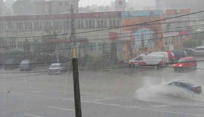 UPDATE. CONSTANȚA SUB APE: Zeci de străzi, gospodării și instituții publice sunt inundate! Canalizările nu mai fac față! GALERIE FOTO - img0882-1403006629.jpg