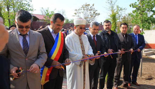 Galerie foto. Primarul Valentin Vrabie a inaugurat noua geamie din satul Izvoru Mare - img0944-1430924671.jpg