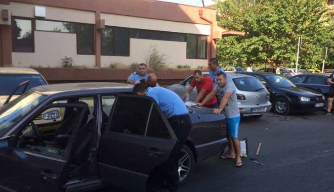CIRC ÎN MAMAIA! DROGURI DE MARE RISC ȘI ARME ALBE, GĂSITE DE JANDARMI ÎNTR-UN MERCEDES - img1-1503159221.jpg