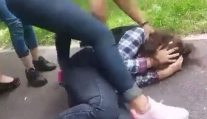 Elevă de liceu, cercetată după ce a încercat să lovească cu mașina un grup de colege, apoi a bătut-o pe una dintre fete - img1-1551431042.jpg