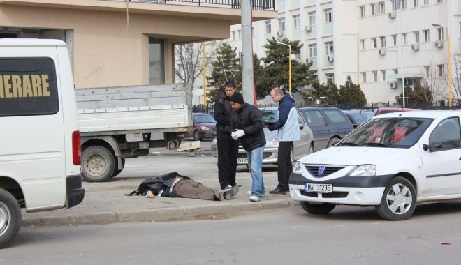 IMAGINI SCANDALOASE la Constanța / Cadavru jumătate dezbrăcat abandonat de ambulanță în fața școlii - img1274-1330333013.jpg