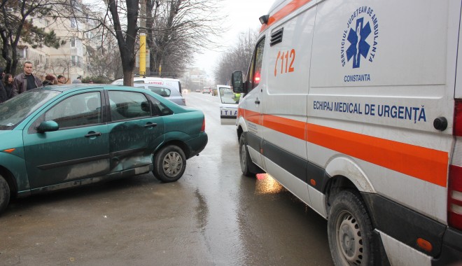 ACCIDENTE ÎN LANȚ PE B-DUL TOMIS / Ambulanță care transporta un pacient, lovită de o șoferită neatentă - img1348-1360500982.jpg